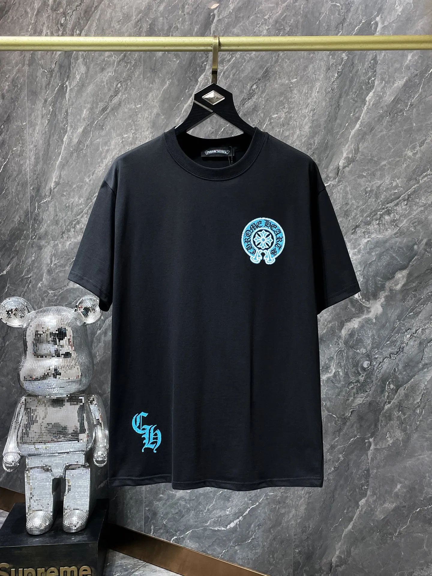 P144 New Chrome Hearts 25ss luminous version for summer! High-weight, environmentally friendly and high-quality top-quality fabric 260g~270g Crow distressed cross luminous short-sleeves. Counter synchronization. Re-engraved version 1:1. Recommended color: black, white. Size: S, M, L, XL.